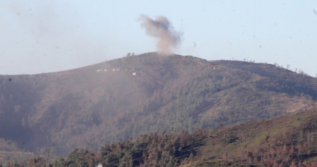 Suriye'de Esed rejimi, 3 gün önce Lazkiye kırsalındaki Bayırbucak Türkmen bölgesinde başlattığı kara harekatını genişletti. Bölgeye düşen bombalar, Türkiye tarafından görülürken, sınır bölgesine yakın noktaları bombalayan bazı savaş helikopterleri Anadolu Ajansı objektiflerine yansıdı. (Ramazan Özdemir - Anadolu Ajansı)