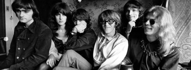 (Soldan) Marty Balin, Grace Slick, Spencer Dryden, Paul Kantner, Jorma Kaukonen ve Jack Casady