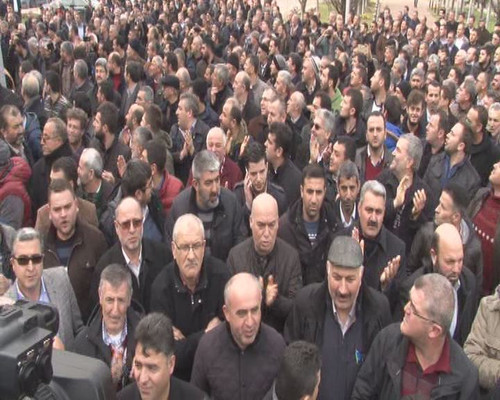 Kocaeli'nde ozel halk otobusu soforleri, gunluk ortalama 80 bin kisinin ucretsiz tasinmasi, Buyuksehir Belediyesi tarafindan alinan 249 yeni otobuslerinde sefere cikmasi nedeniyle magdur olduklarini belirterek, belediye binasini basti. Polis ve zabita ekipleri belediye onunde guvenlik onlemi aldi.